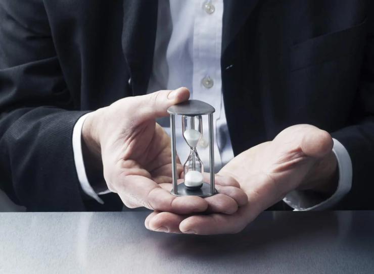 湛江海关在跨境电商渠道查获涉嫌侵犯商标权手提包49个